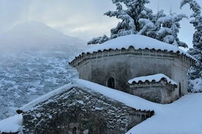 Αποκλεισμένη η Ιερά Μονή Προφήτη Ηλία στις Ερυθρές Αττικής – Τα εκχιονιστικά την «χαζεύουν» από μακριά